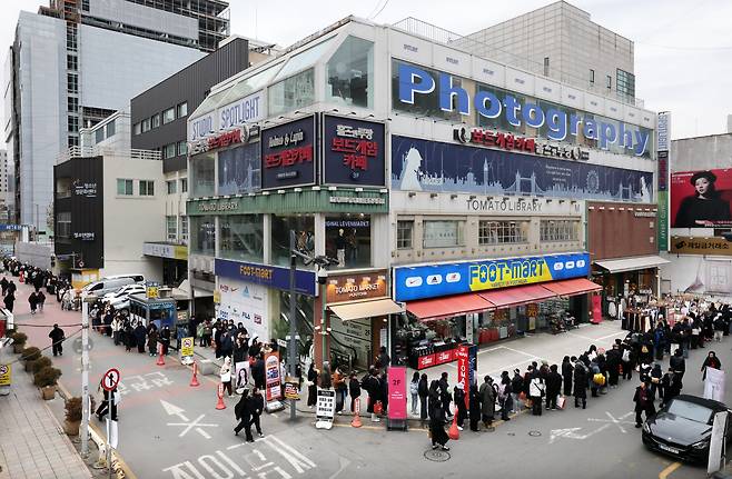 대전 대표 빵집 성심당이 크리스마스를 앞두고 겨울 한정 케이크 ‘딸기시루’ 판매를 시작한 첫날, 인파가 몰리며 대기 줄이 인근 상가 일대를 따라 수백 m에 걸쳐 이어지고 있다. /신현종 기자