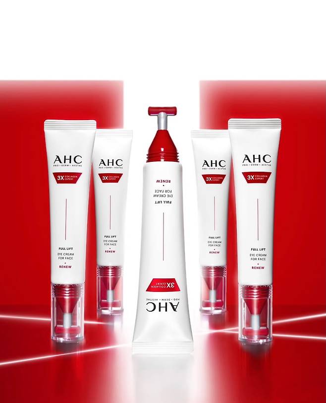 AHC 신제품 ‘풀 리프트 아이크림 포 페이스’. AHC 아이크림 역대 최다 함량의 콜라겐 함유와 T괄사 어플리케이터의 마사지 케어로 입체 피부 리프팅을 선사한다. AHC.