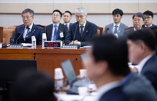 천대엽 법원행정처 처장이 지난 5월 14일 오전 서울 여의도 국회에서 열린 법제사법위원회 전체회의에 출석해 의원들 질의에 답변하고 있다. /뉴스1