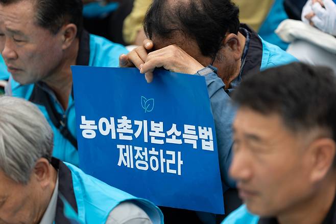 지난 9월 12일 서울 여의도 국회에서 열린 '농어촌기본소득 입법 촉구 500인 기자회견'에서 참가자들이 농어촌 기본소득법 제정을 촉구하고 있다. /뉴스1