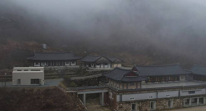 LG전자가 산불로 피해를 입은 경북 의성군 천년고찰 ‘고운사’ 스님들을 위해 주거공간으로 쓸 수 있도록 LG스마트코티지를 기증했다. 사진은 고운사에 설치된 LG스마트코티지./LG전자 제공