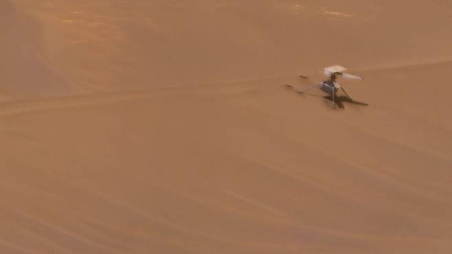 화성을 탐사하던 헬리콥터 인저뉴어티는 2024년 1월 18일 72번째 비행에서 추락했다. NASA의 화성 탐사 로버인 퍼서비어런스가 2024년 2월 24일 인저뉴어티가 날개가 부러진 채 추락한 모습을 촬영한 사진./NASA/JPL-Caltech/LANL/CNES/CNRS
