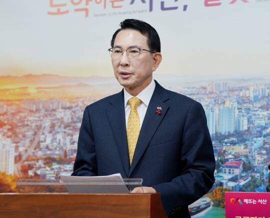 이완섭 서산시장이 29일 시청 브리핑룸에서 기자회견을 열고 일자리연계형 지원주택사업의 정상 추진을 촉구했다.