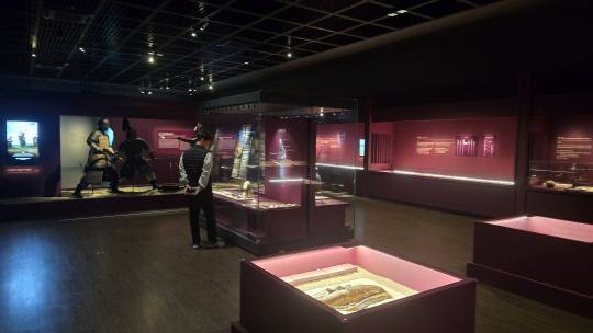 국립공주박물관 특별전 '한성 475, 두 왕의 승부수' 전시를 관람객이 둘러보고 있다. 이성현 기자