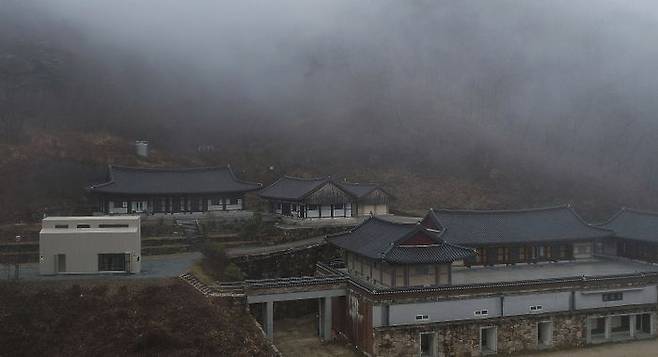 LG전자가 산불로 피해를 입은 경북 의성군 천년고찰 ‘고운사’ 스님들을 위해 주거공간으로 쓸 수 있도록 LG스마트코티지를 기증했다. 사진은 고운사에 설치된 LG스마트코티지.ⓒLG전자