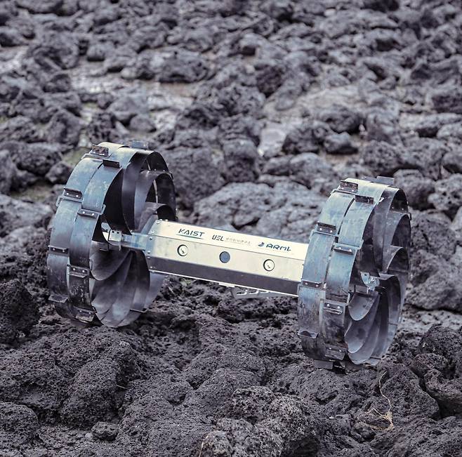 달 탐사 로버용 전개형 바퀴를 장착한 2륜 로버. KAIST 제공