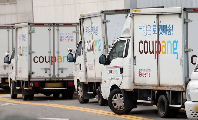 서울 시내 한 쿠팡 물류센터에 배송트럭이 주차돼있다.  2025.12.28. 뉴스1