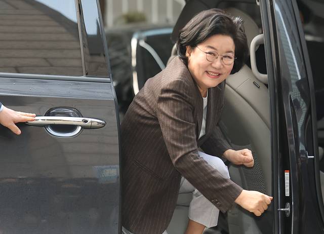 이혜훈 기획예산처 장관 후보자가 29일 서울 중구 예금보험공사에 마련된 인사청문회 준비 사무실로 향하며 미소를 보이고 있다.<연합뉴스>