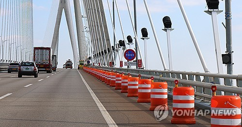 인천대교 갓길에 재설치 된 드럼통. [연합뉴스]