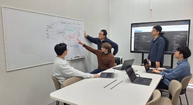 유라클 기술연구소 임직원들이 서울 방배동 사옥에서 회의하고 있다. 유라클 제공