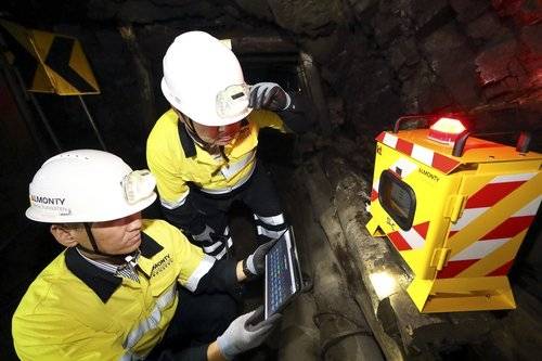 알몬티 관계자들이 상동광산에서 갱도 공기 질을 측정하는 모습. 연합뉴스 자료 사진