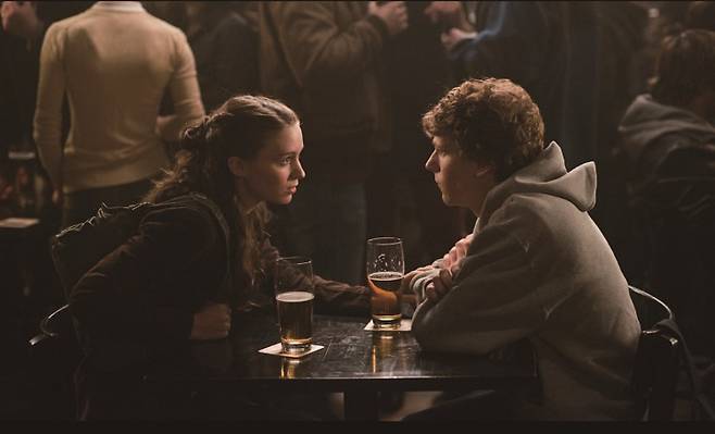 영화 속 하버드대 술집에서 대화 중인 마크 저커버그와 에리카. /사진 컬럼비아 픽처스