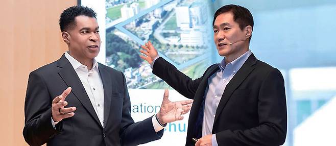 반 홀(왼쪽) 코닝 한국총괄 사장과 임정한 코닝정밀소재 부사장이 2025년 12월 17일 충남 아산 코닝정밀소재 사업장에서 건축용 유리 사업에  대해 설명하고 있다. /사진 코닝