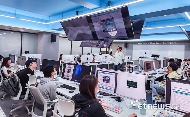 영진전문대 글로벌시스템융합과 학생들이 지난 하계방학에 일본 연수 중 도쿄 산업기술종합연구소를 견학하고 있다.