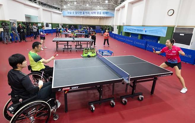 '탁구 신동' 대한항공 신유빈 선수가 29일 인천 서구 대한항공 탁구단 훈련장에서 장애인 탁구선수들과 랠리 훈련을 하고 있다. 대한항공 제공