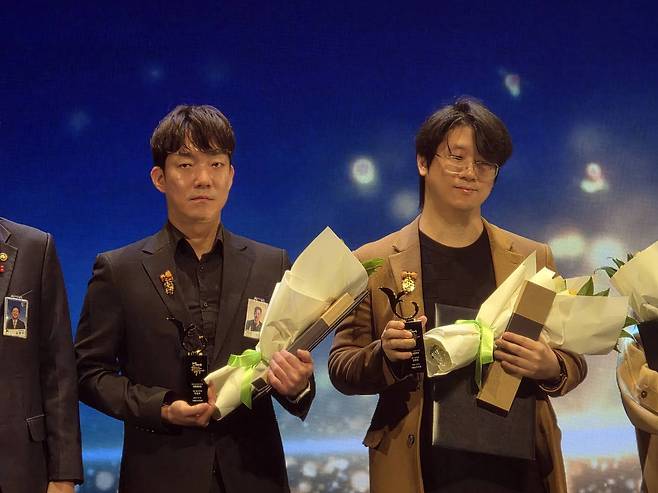 FC 온라인으로 대통령 표창을 수상한 박정무 부사장(좌측)