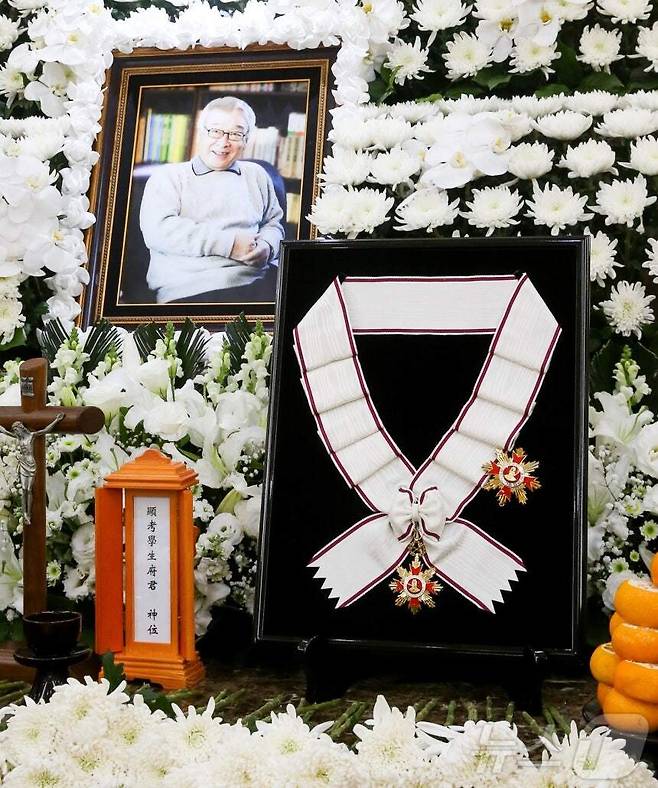 지난달 25일 서울아산병원 장례식장에 마련된 이순재 빈소에 정부가 추서한 금관문화훈장이 놓여 있다. 사진공동취재단