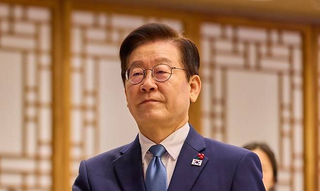 이재명 대통령이 지난 26일 용산 대통령실에서 열린 위험직무 순직 유가족 초청 오찬에서 국민의례를 하고 있다. 연합뉴스