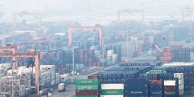 29일 경기도 평택항에 컨테이너들이 쌓여 있다. 연합뉴스