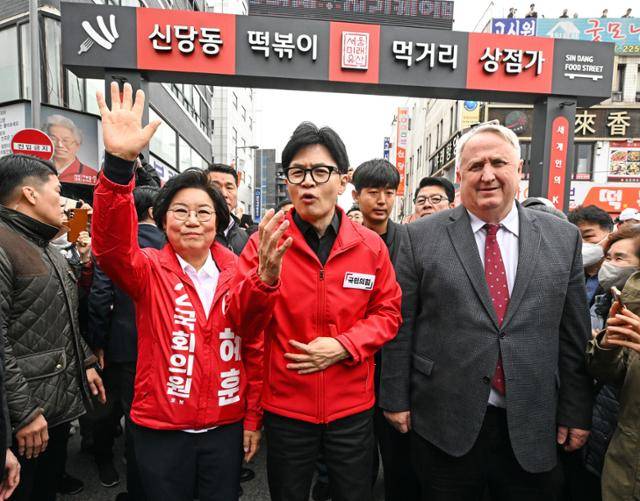 2024년 3월 한동훈 당시 국민의힘 총괄선거대책위원장 겸 비상대책위원장과 국민의미래 인요한 선거대책위원장이 서울 신당동 떡볶이타운 거리에서 중구성동구을 이혜훈 후보와 함께 시민들에게 인사하고 있다. 연합뉴스