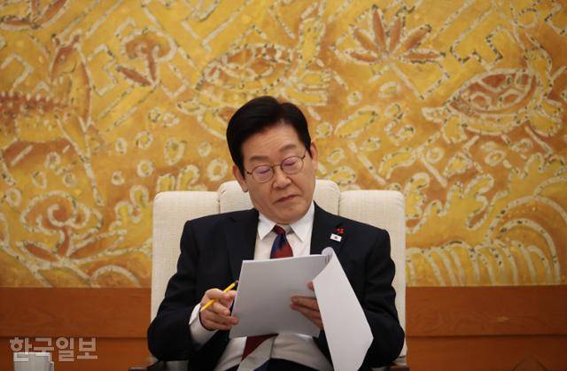 이재명 대통령이 29일 청와대로 출근해 본관에서 참모들과 함께 아침 차담회를 하고 있다. 왕태석 선임기자