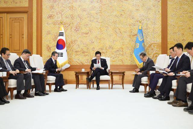 이재명 대통령이 29일 청와대 본관에서 강훈식 비서실장, 김용범 정책실장, 위성락 안보실장 등 참모진과 차담회를 하고 있다. 뉴시스