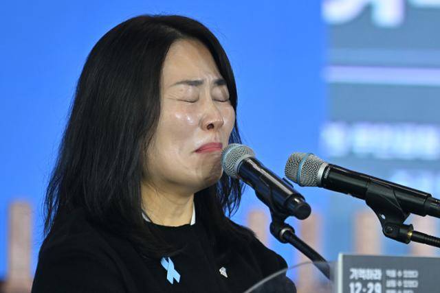 김유진 제주항공 여객기 참사 유가족협의회 대표가 29일 전남 무안국제공항에서 열린 추모식에서 추모사 도중 눈물을 참고 있다. 무안=사진공동취재단