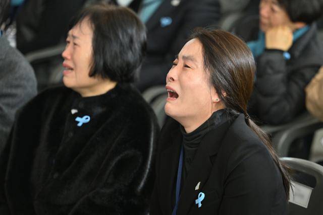 29일 전남 무안국제공항에서 열린 12ㆍ29 제주항공 여객기 참사 1주기 추모식에서 유가족들이 눈물을 흘리고 았다. 무안=사진공동취재단