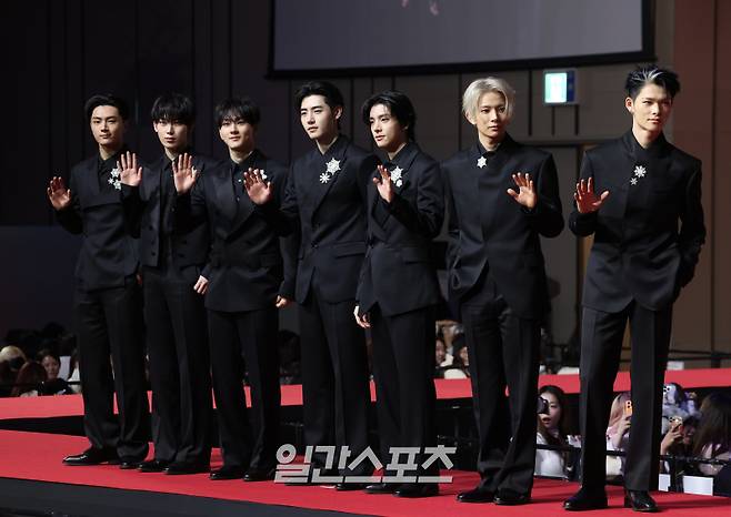 그룹 엔하이픈이 25일 오후 인천 중구 인스파이어 리조트 오션타워에서 열린 2025 SBS 가요대전 레드카펫 행사에 참석해 포토타임을 갖고 있다. 인천=서병수 기자 qudtn@edaily.co.kr /2025.12.25/