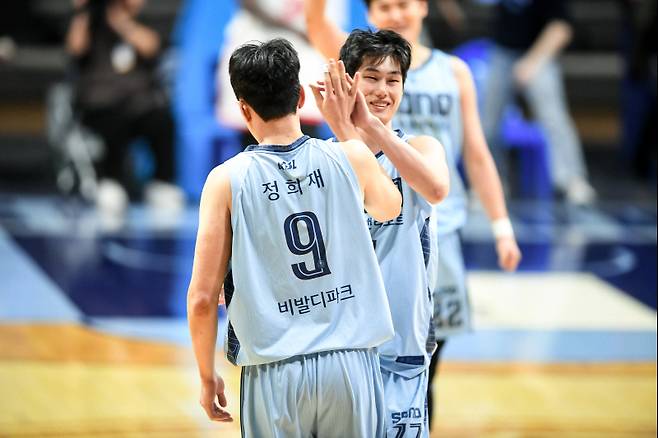 29일 고양소노아레나에서 열린 소노와 SK의 2025~26 LG전자 프로농구 정규리그 경기. 소노 정희재와 최승욱이 득점을 합작하고 환호하고 있다. 사진=KBL