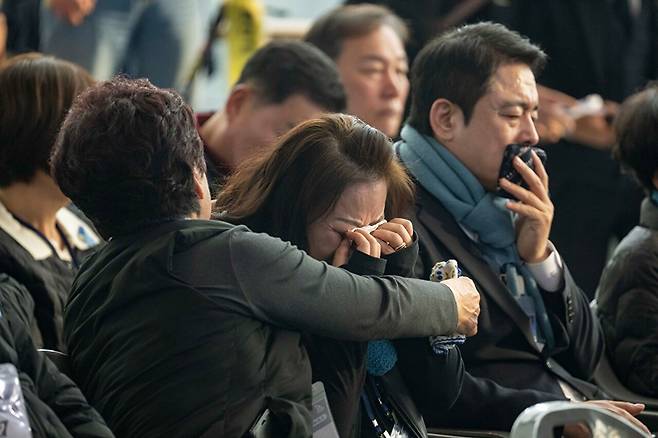 29일 전라남도 무안군 무안국제공항 여객터미널에서 열린 1229 여객기 참사 1주기 추모식에서 유가족들이 눈물을 흘리고 있다. 2025.12.29 [사진=연합뉴스]