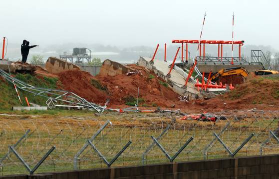 지난 2월 26일 전남 무안국제공항에서 항공철도사고조사위원회, 경찰, 국과수 관계자 등이 방위각 시설(로컬라이저)을 살펴보고 있다. 연합뉴스
