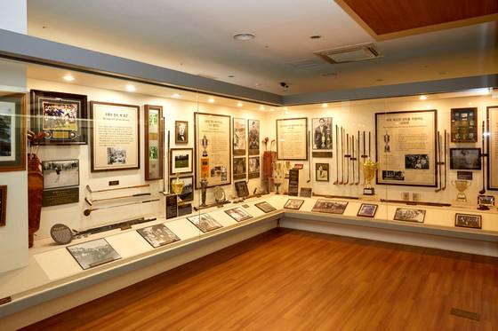 15세기 스코틀랜드에서 시작된 골프는 유럽과 미국으로 전파돼 세계적인 스포츠로 자리매김했으며 경기를 즐기기 위해서는 격식을 갖춘 복장을 하고 장비를 갖춰야 한다.