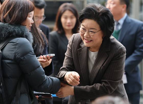 이재명 정부 초대 기획예산처 장관 후보자로 지명된 이혜훈 전 국민의힘 의원이 29일 오전 서울 중구 예금보험공사에 마련된 인사청문회 준비 사무실로 첫 출근하며 취재진과 인사를 나누고 있다. 뉴스1