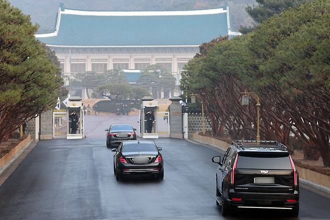 이재명 대통령의 출근 차량 행렬이 29일 청와대 본관으로 들어서고 있다. 대통령의 청와대 복귀는 2022년 5월 이후 3년 7개월 만이다. 청와대사진기자단