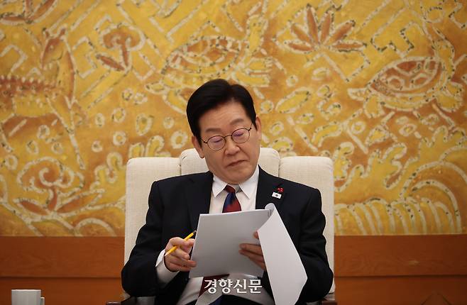 이재명 대통령이 29일 청와대로 출근해 본관에서 참모들과 아침 차담회를 하고 있다. 김창길 기자