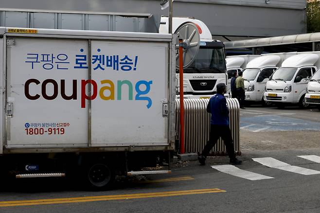 김범석 쿠팡 의장이 개인정보 유출 사태 30일만인 28일 서면으로 첫 사과문을 발표했다. 사진은 이날 서울 중구 쿠팡 물류센터 모습. 문재원 기자
