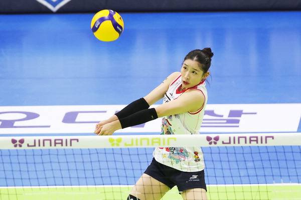 지난 25일 수원실내체육관에서 열린 프로배구 V리그 여자부 경기에서 정관장의 인쿠시가 리시브를 하고 있다. 연합뉴스