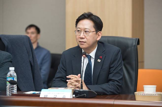 Deputy Prime Minister and Minister of Science and ICT Bae Kyung-hoon speaks during a ministry meeting at the government complex in Sejong on Dec. 22. [NEWS1]