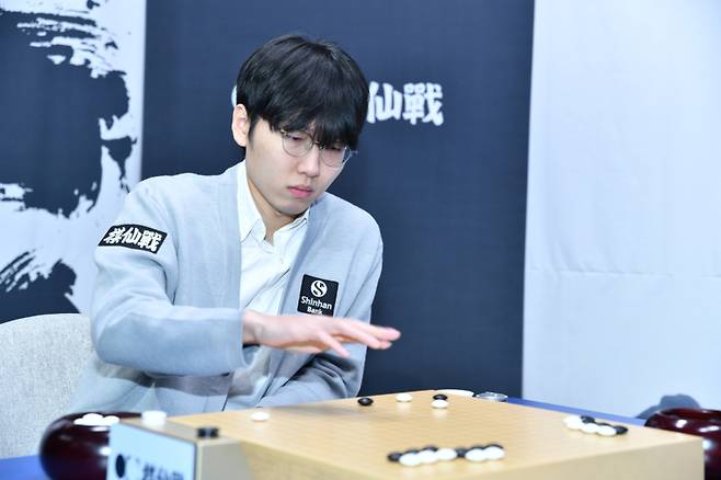 세계 바둑 랭킹 1위 신진서 9단이 기선전 8강에서 중국 왕싱하오 9단에게 패해 탈락했다. 한국기원 제공