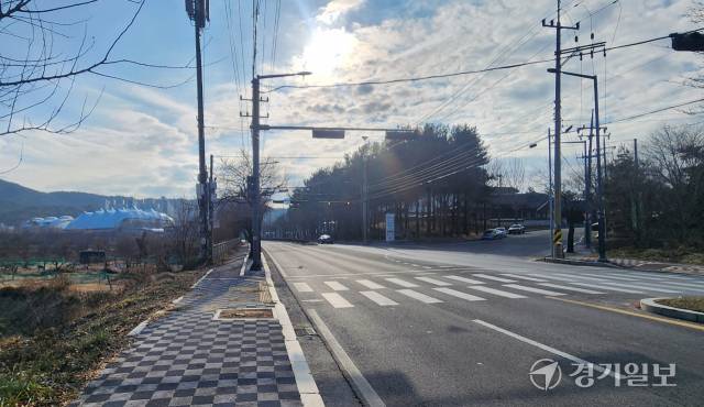 안성객사와 도시개발사업 예정지 사이에 위치한 왕복 4차선 도로가 한적한 모습을 보이고 있다. 한준호기자
