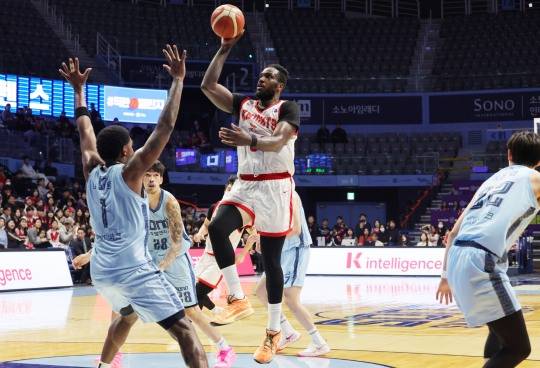 훨훨 나는 자밀 워니. 사진[연합뉴스]