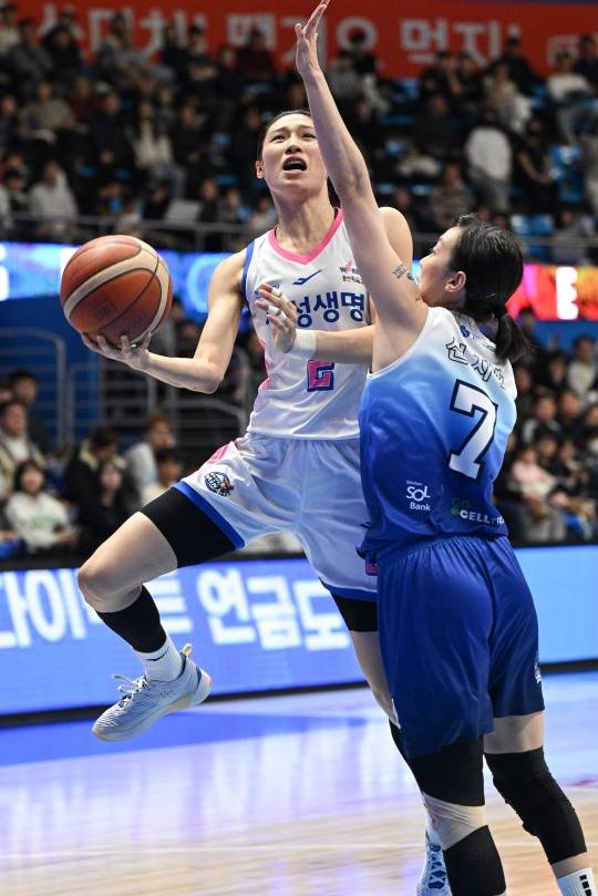 삼성생명 이해란(왼쪽)의 공격. 사진[연합뉴스]