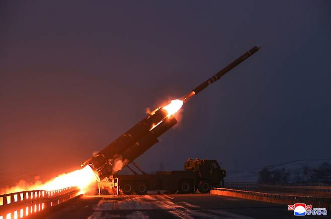 북한은 28일 서해상에서 김정은 북한 국무위원장이 참석한 가운데 장거리전략순항미사일 발사 훈련을 진행했다고 조선중앙통신이 29일 보도했다. [조선중앙통신·연합뉴스]