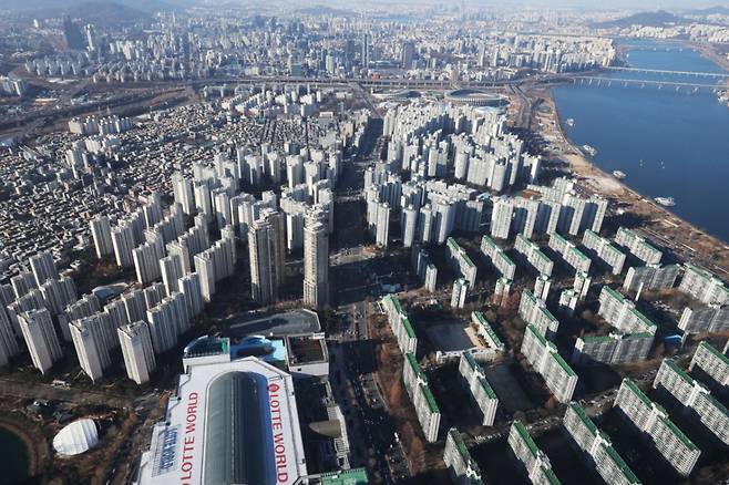 (서울=뉴스1) 이광호 기자 = 서울 아파트값 상승률이 2006년 이후 19년 만에 최고치를 기록할 것으로 전망되고 있는 26일 서울 송파구 롯데월드타워 서울스카이에서 아파트 단지가 보이고 있다.  지난 25일 한국부동산원이 발표한 12월 넷째 주(22일 기준) 주간 아파트 가격 동향에 따르면 서울 아파트 가격은 전주 대비 0.21% 올랐다. 올해 2월 첫주부터 46주 연속 오름세를 이어갔고, 상승 폭으로는 10월 넷째 주(0.23%) 이후 8주 만에 가장 높다.  자치구별로는 성동구가 하왕십리·금호동 위주로 0.34% 뛰었고 송파구도 문정·거여동 재건축 추진 단지 위주로 0.33% 상승했다. 2025.12.26/뉴스1  Copyright (C) 뉴스1. All rights reserved. 무단 전재 및 재배포,  AI학습 이용 금지. /사진=(서울=뉴스1) 이광호 기자