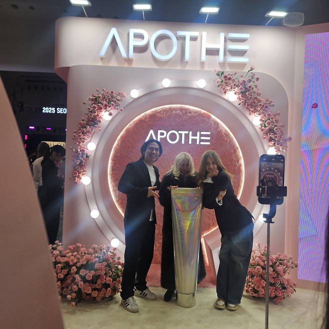 29일 오후 서울 동대문디자인플라자 아트홀에서 열린 서울콘 K뷰티 부스트에 참석한 인플루언서들이 브랜드 부스 안에서 사진 촬영을 하는 모습/사진=조한송 기자