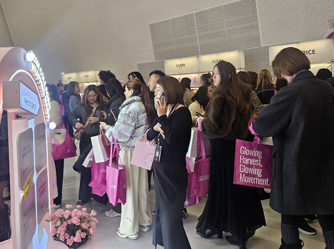 29일 오후 서울 동대문디자인플라자 아트홀에서 열린 서울콘 K뷰티 부스트에 참석한 인플루언서들이 브랜드 부스를 둘러보는 모습/사진=조한송 기자