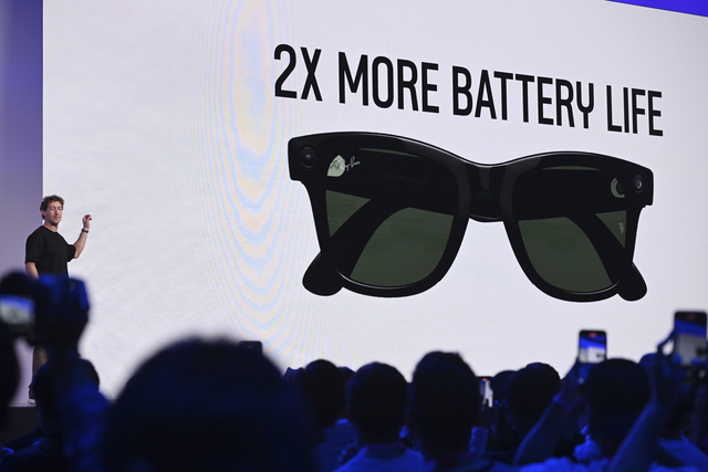 마크 저커버그 메타 CEO가 지난 9월 17일(현지시간) 미국 캘리포니아주 멘로파크에서 열린 개발자 콘퍼런스에서 메타의 스마트 글래스를 공개하고 있다. AP뉴시스