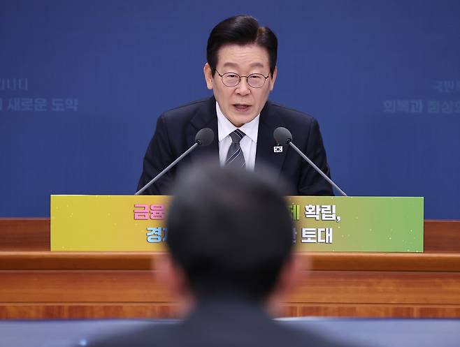 이재명 대통령이 19일 정부서울청사 별관에서 열린 금융위원회·공정거래위원회 업무보고에서 이억원 금융위원장에게 질문하고 있다. [연합]
