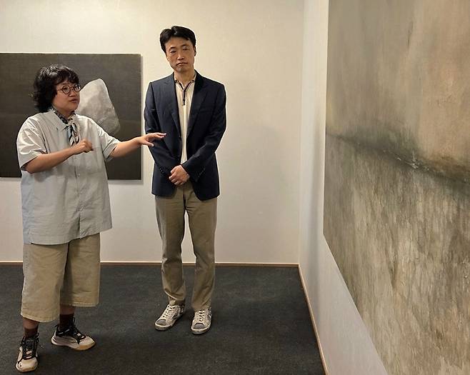 현대백화점은 ‘1기업 1미술작가 지원사업’을 통해 이해민선 작가를 후원하기로 했다. 이해민선 작가(왼쪽)이 현대백화점 관계자에게 작품을 설명하고 있다. [한국메세나협회]
